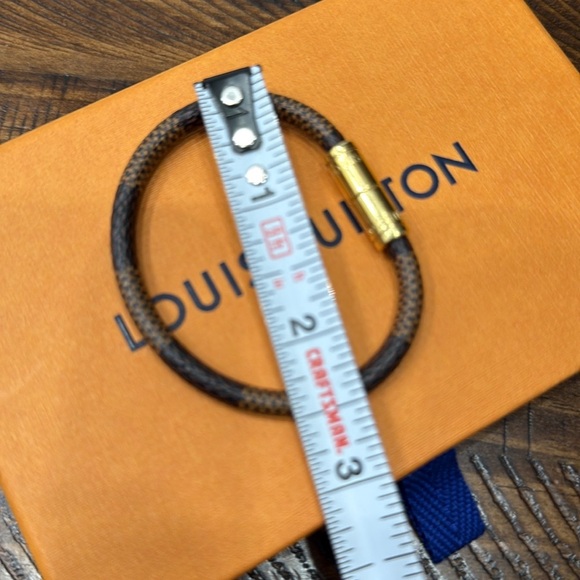 LOUIS VUITTON Damier Keep It Bracelet - Picture 12 of 12